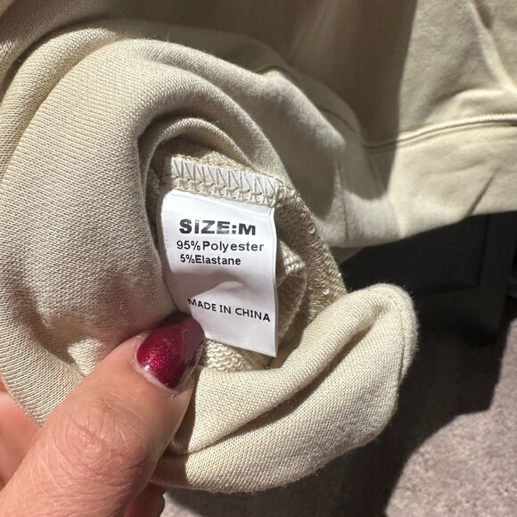 Omg — literally dead sweatshirt ! Size medium. New without tags - Picture 4 of 6